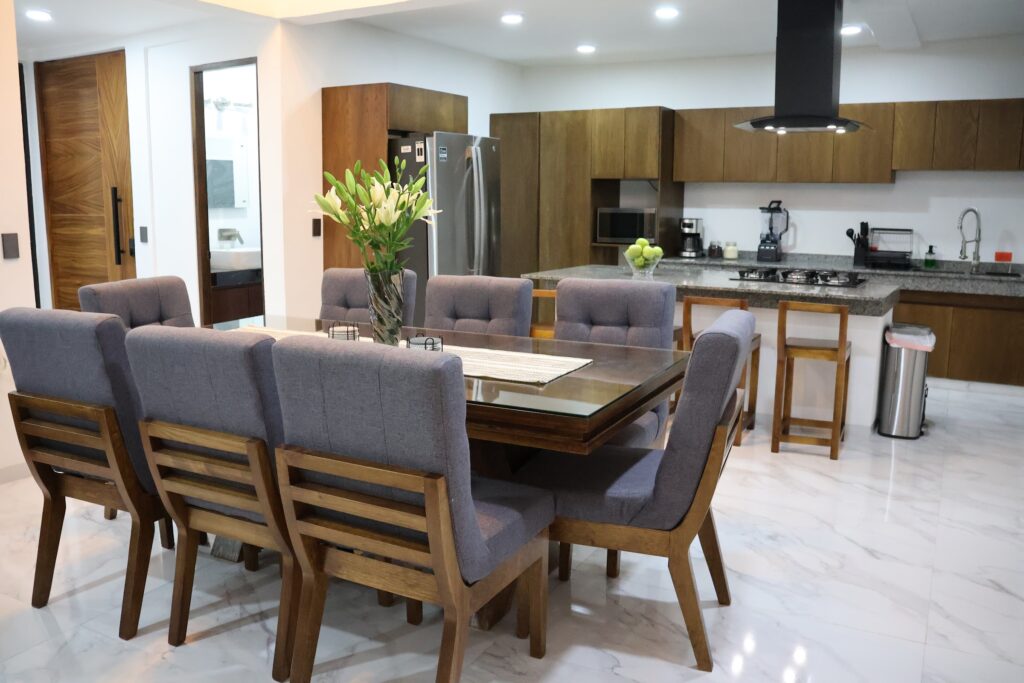 Comedor y cocina abierta de Casa Luna