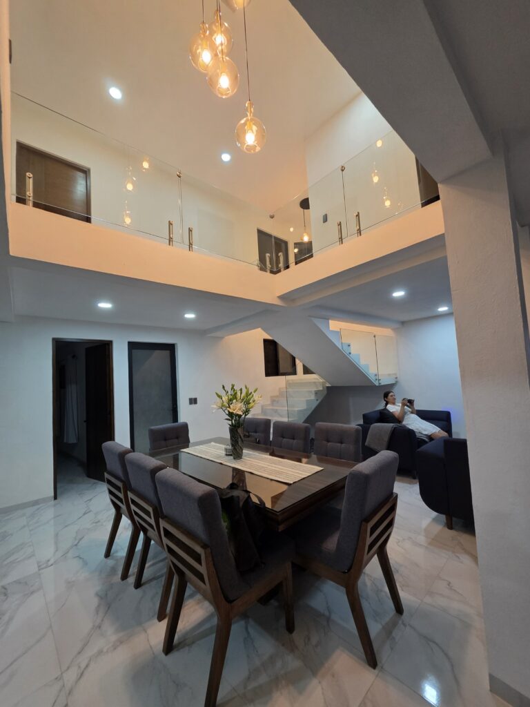 Sala y comedor de Casa Luna con techo de doble altura